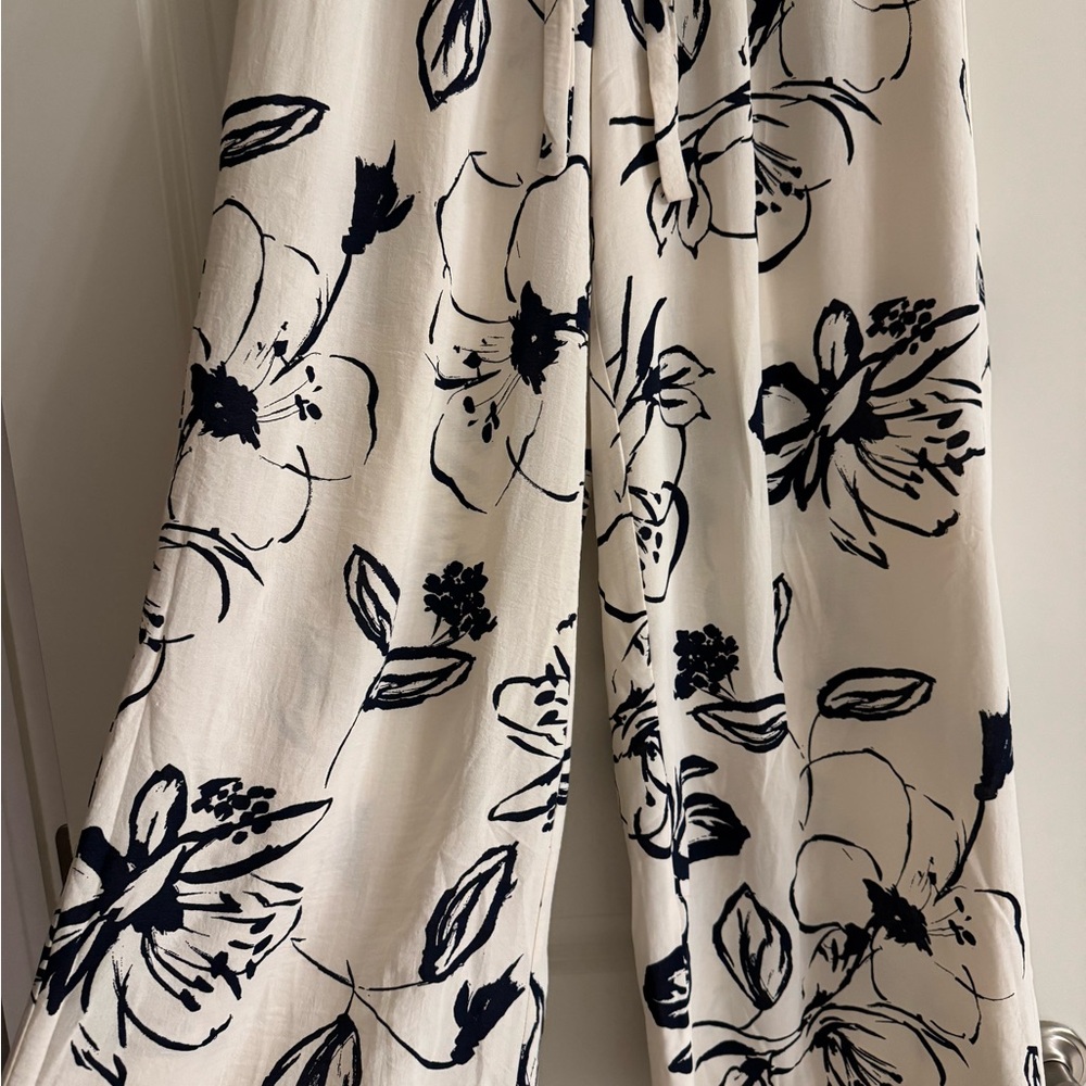 Floral Women's Pants Contemporary and sophisticated, known for elegance
